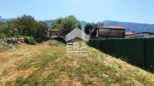 Къща с голям двор в село Овчарци