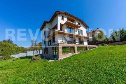 Тристаен апартамент в село Лозен