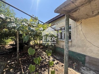 Ексклузивна къща с отремонтиран покрив за продажба в центъра на село С