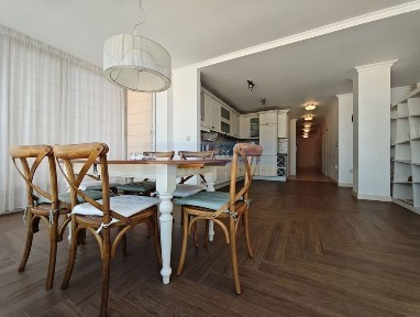 Висококатегорийно жилище с панорамна гледка към морето ви очаква!