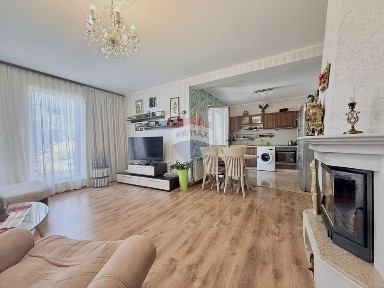 Самостоятелна къща с двор, басейн и камина за продажба, гр. Балчик, Я