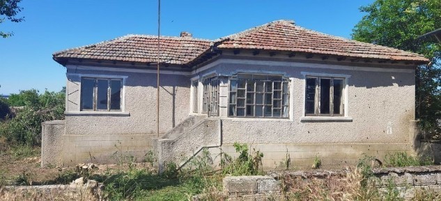 Къща с парцел 1927кв. м в с. Вранино на 15км. от морето.