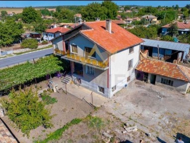 Уютна, триетажна къща от собственик с 4.5 декара двор на 50км от Варна