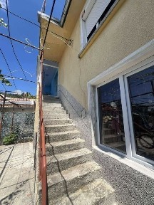 ЕКСКЛУЗИВНА Двуетажна къща в гр. Айтос с включен гараж!