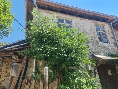 Продавам каменна къща в с. Момчиловци