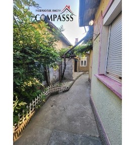 гр. Добрич, район ЦАРЕТЕ /бул. Добруджа/, КЪЩА с ДВОР - 199000лв!