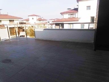 Четиристаен с великолепна тераса в комплекс първа линия море