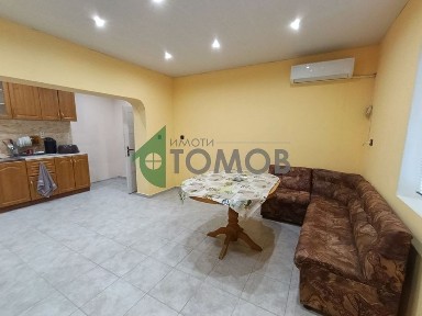 Къща с търговски обект в село Боздуганово