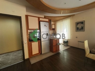 Просторен тристаен апартамент в кв. Билла 1