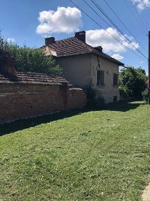 Къща с двор и селскостопанска пристройка