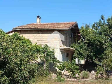 ЕКСКЛУЗИВНО! Едноетажна къща + мансарден етаж, Суворово, център