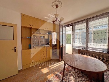 Продава апартамент (4+1) 100м2 в тухлена жилищна кооперация ТОП център