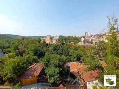 104952 Панорамен тристаен апартамент в центъра на В. Търново
