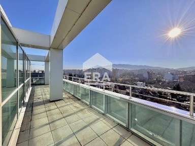 Панорамен офис за продажба с директен достъп до метростанция 