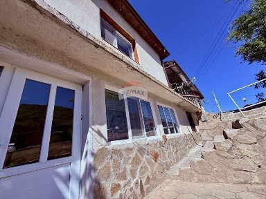 Инвестиционен имот с къща, собствен водопровод и трафопост за продажб