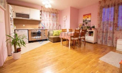 Тристаен апартаментпод наем в кв. Редута