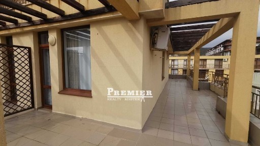 Тристаен апартамент с просторна тераса в Свети Влас