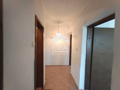 ЕКСКЛУЗИВНО! Многостаен апартамент в ЖСК с три отделни спални, голямо