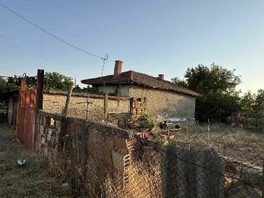 Продавам къща в с. Чернолик с много голям двор