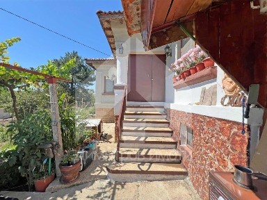 Продава еднофамилна, тухлена къща с 2 ДКА двор на 70 км от Варна.