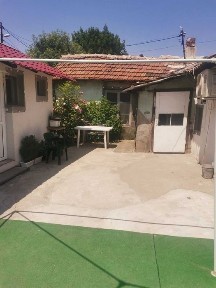 Продаваме едноетажна къща с двор в кв. Модерно предградие