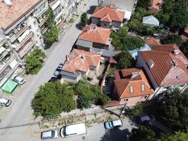 Продавам къща с двор