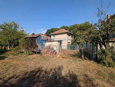 Двуетажна тухлена къща с кладенец в село Поликраище, област Велико Тъ