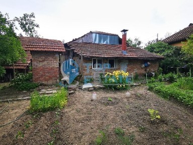 Тухлена къща с вътрешна баня и тоалетна в село Драганово, област Вели