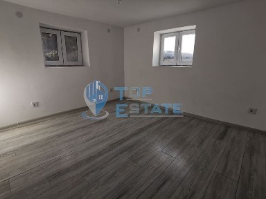 Тухлена къща с гараж и голям двор в село Джулюница, област Велико Тър