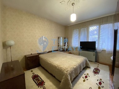 Триетажна масивна къща с гараж в гр. Елена, област Велико Търново