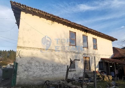 Двуетажна къща с шест стаи и вътрешна баня с тоалетна в село Беброво