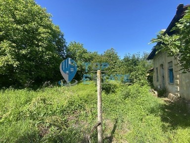 Тухлена къща с равен двор в с. Ресен, област Велико Търново