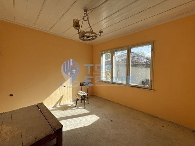 Тухлена къща с гараж и голям двор в с. Драганово, област Велико Търно