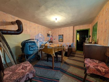 Двуетажна тухлена къща с голям двор и кладенец в село Кардам