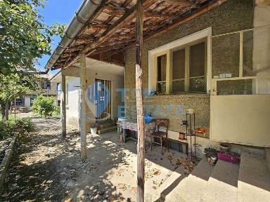 Едноетажна тухлена къща с голям двор и стопански постройки в с. Буря