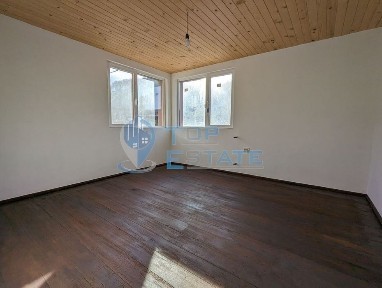 Двуетажна тухлена къща след основен ремонт в близост до град Плачковци