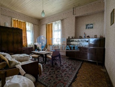 Двуетажна полумасивна къща с голям двор в централната част на град Пл