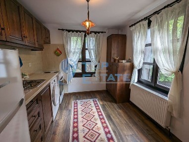 Две реновирани във възрожденски стил къщи в Тревненския балкан