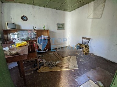 Двуетажна тухлена къща с голям двор в село Добромирка