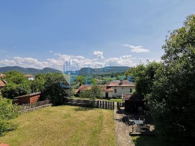 Новопостроена обзаведена къща с три спални и локално парно в село Сла