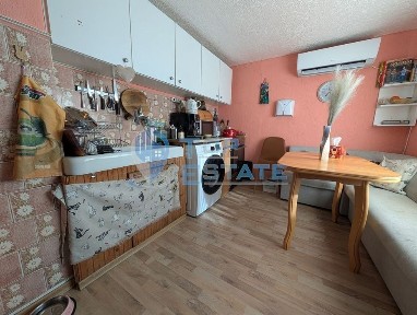 Двуетажна къща в близост до центъра на град Трявна