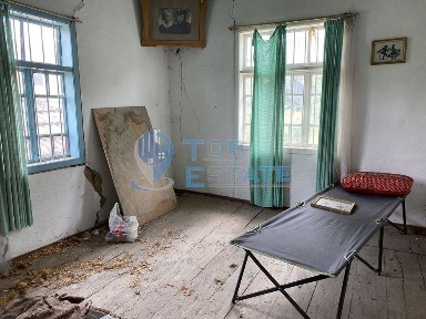 Къща с голям двор и стопански постройки в с. Косарка, област Габрово.