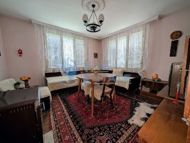 Двуетажна тухлена къща с панорамна гледка в град Плачковци