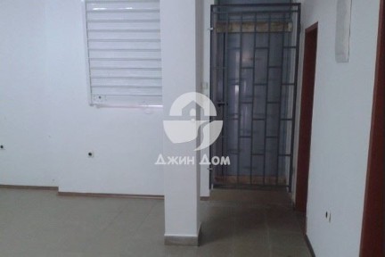 Просторно търговско помещение в к-с „Лазур“, гр. Бургас