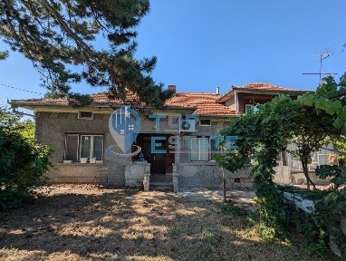 Тухлена къща на тиха и спокойна улица в село Поликраище