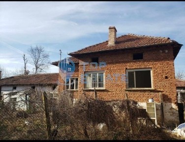 Тухлена къща с двор в село Горско Калугерово