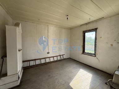 Тухлена къща с голям двор в село Горско Ново село, област Велико Търн