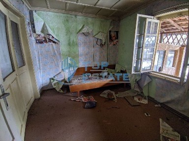 Едноетажна тухлена къща с кладенец в село Сушица