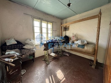 Тухлена къща с кладенец в с. Козаревец, област Велико Търново