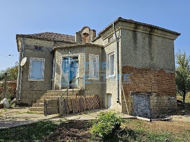 Оборудвана и обзаведена къща със строителни материали и инструменти в